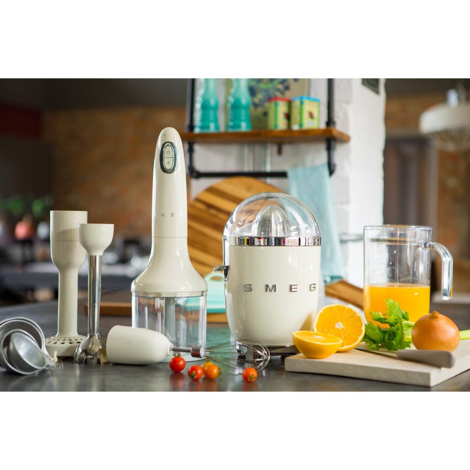 https://www.potterscookshop.co.uk/cdn/shop/products/smeg-appliances-juicers-and-food-processors-group-lifestyle_cfccd8c6-3228-4b69-bdc2-273788a5afea.jpg?v=1632233716